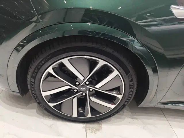 Li Auto L9 — Фото автомобиля 22