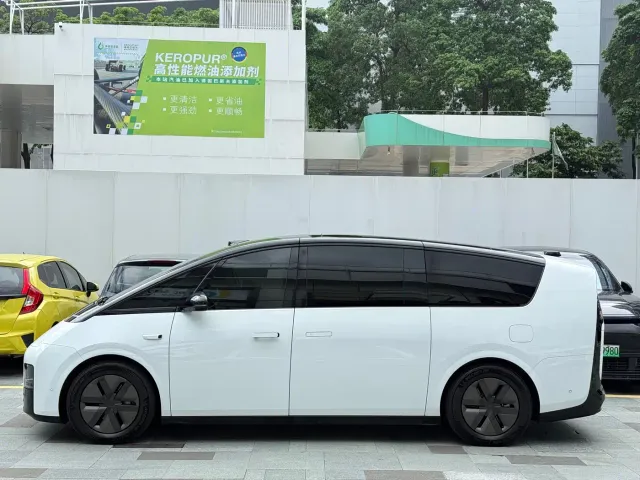 Li Auto MEGA — Фото автомобиля 3