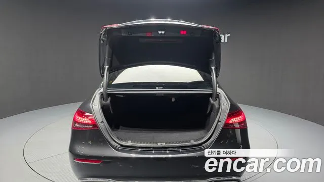 Mercedes-Benz E-Class — Фото автомобиля 18