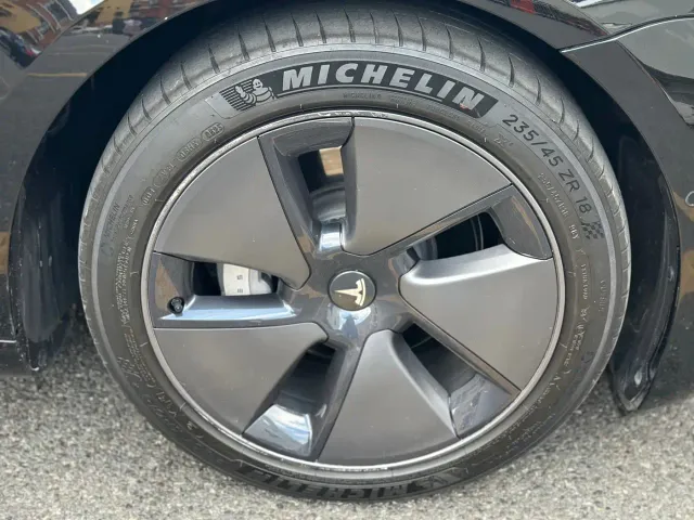 Tesla Model 3 — Фото автомобиля 20