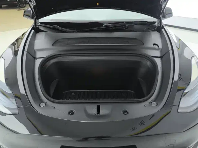 Tesla Model Y — Фото автомобиля 10