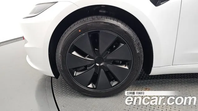 Tesla Model 3 — Фото автомобиля 5