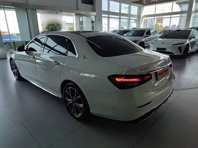 Mercedes-Benz E-Class — Фото автомобиля 4