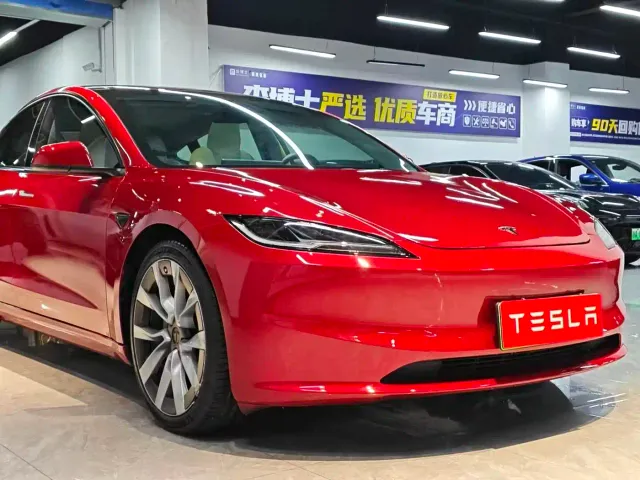 Tesla Model 3 — Фото автомобиля 10
