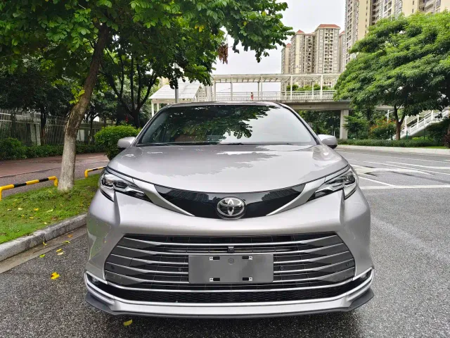 Toyota Sienna — Фото автомобиля 5