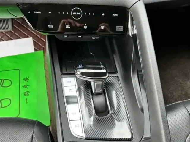 Hyundai Elantra 2022 1.5L CVT LUX Premium Edition — Фото автомобиля 15