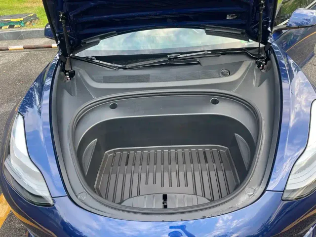 Tesla Model 3 — Фото автомобиля 12