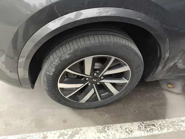 Li Auto L8 — Фото автомобиля 24