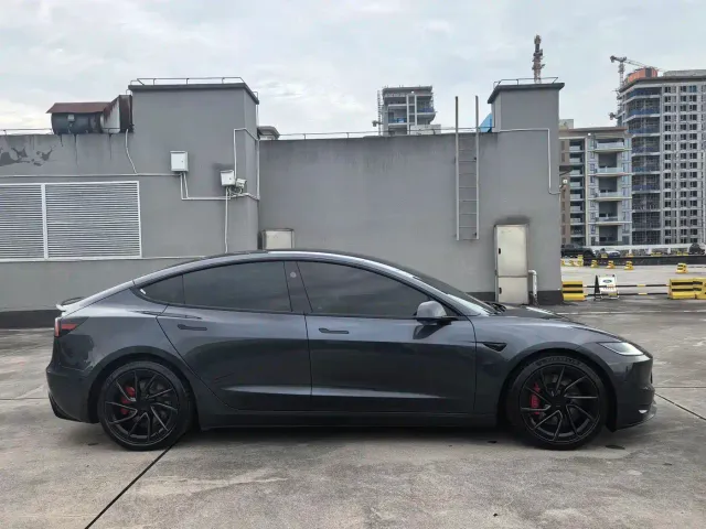 Tesla Model 3 — Фото автомобиля 7
