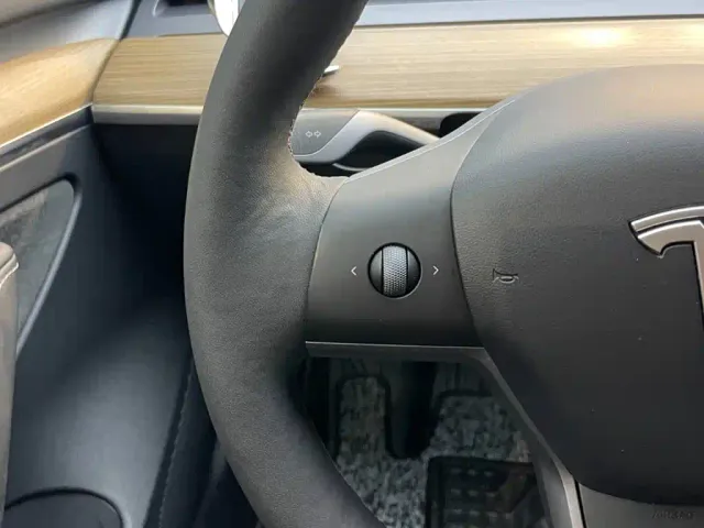 Tesla Model 3 — Фото автомобиля 16