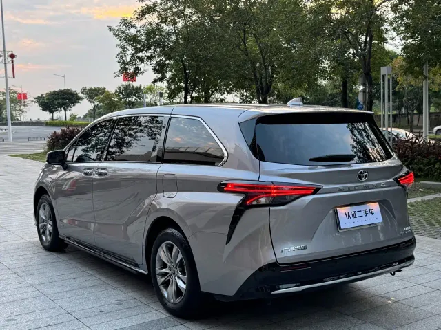 Toyota Sienna — Фото автомобиля 13