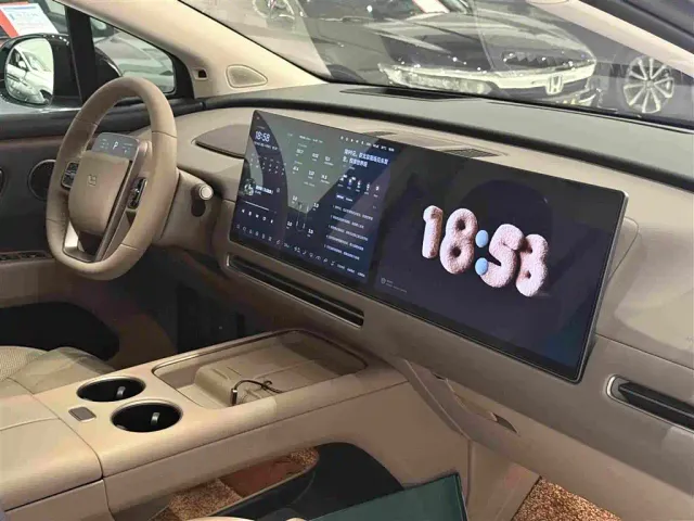Li Auto i8 — Фото автомобиля 14