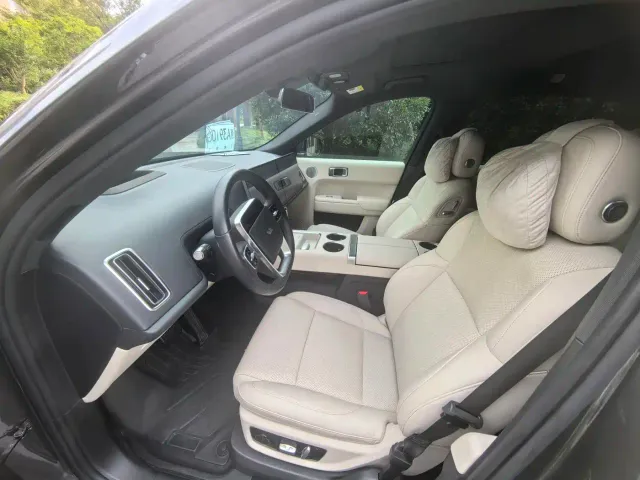 Li Auto L8 — Фото автомобиля 7