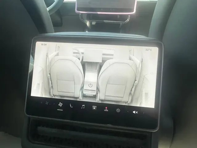 Tesla Model Y — Фото автомобиля 11