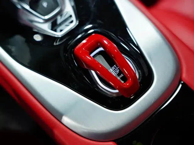 Lotus Emira — Фото автомобиля 5
