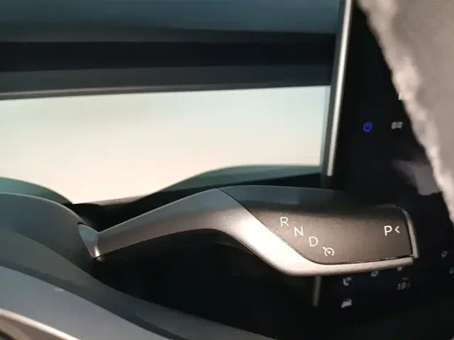 Tesla Model Y — Фото автомобиля 13