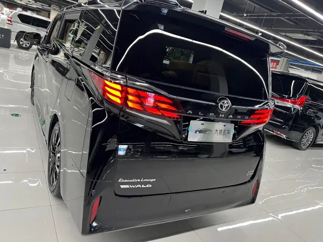 Toyota Alphard — Фото автомобиля 7