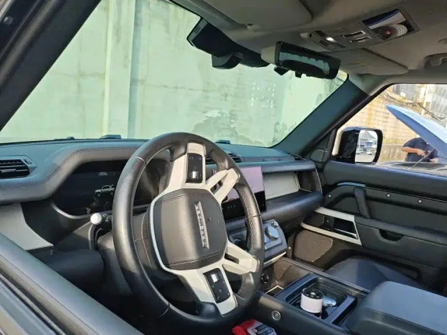 Land Rover Defender — Фото автомобиля 7