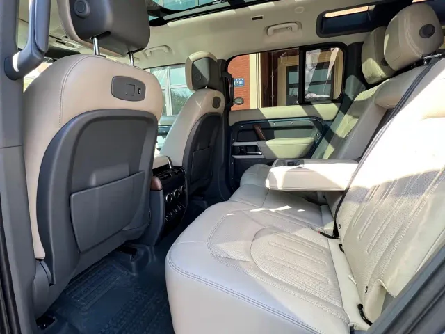 Land Rover Defender — Фото автомобиля 11