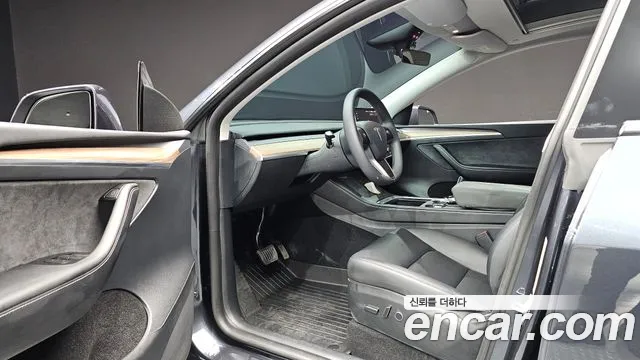 Tesla Model Y — Фото автомобиля 8