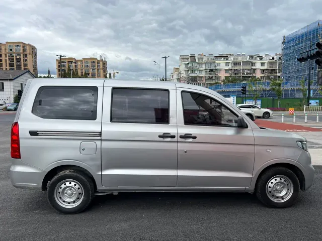 Wuling Hongguang V — Фото автомобиля 3