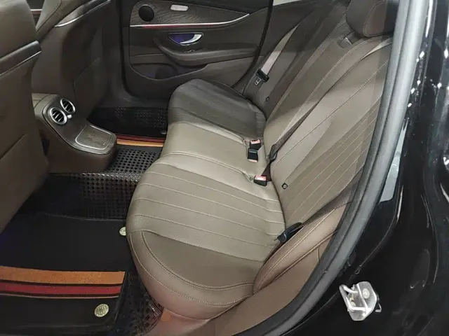 Mercedes-Benz E-Class — Фото автомобиля 16