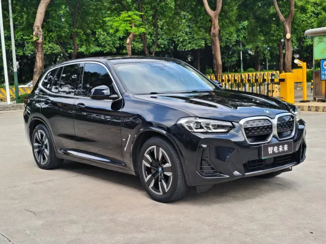 BMW iX3 — Фото автомобиля 3