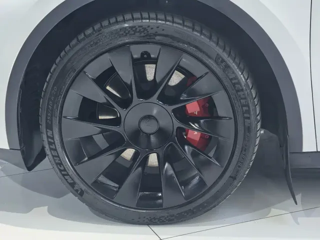 Tesla Model Y — Фото автомобиля 13