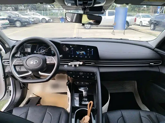 Hyundai Elantra — Фото автомобиля 9
