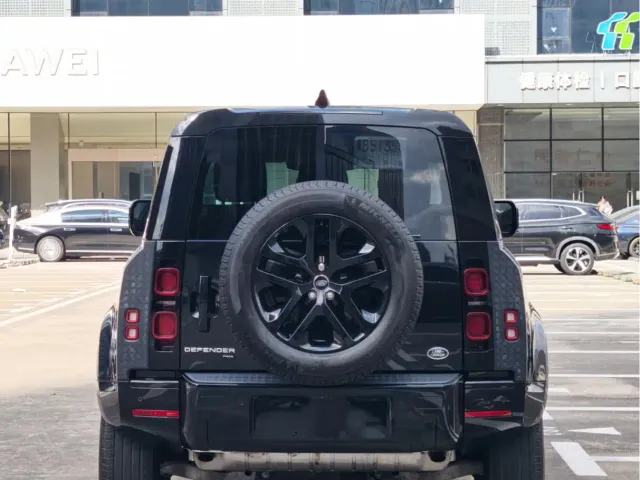 Land Rover Defender — Фото автомобиля 11