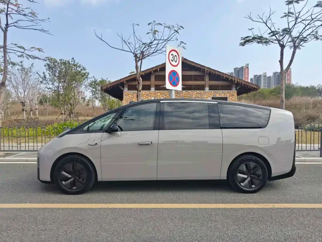 Li Auto MEGA — Фото автомобиля 9