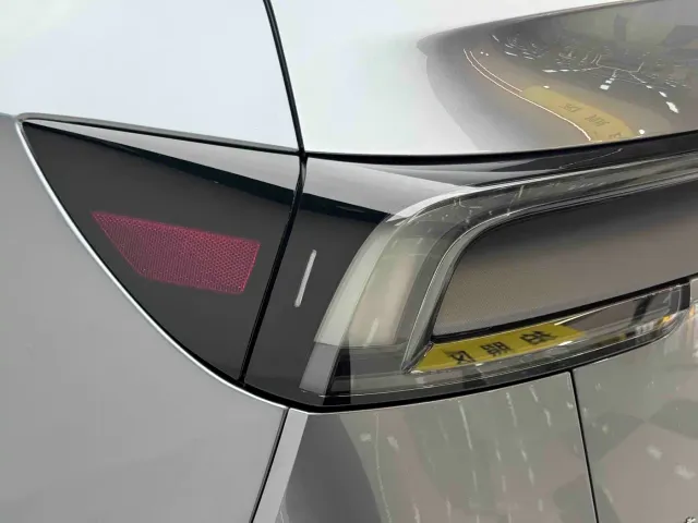 Tesla Model Y — Фото автомобиля 10