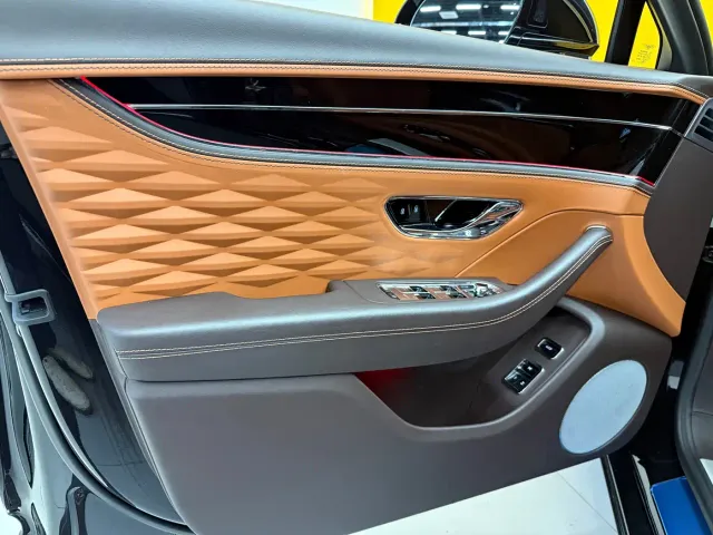 Bentley Flying Spur — Фото автомобиля 24