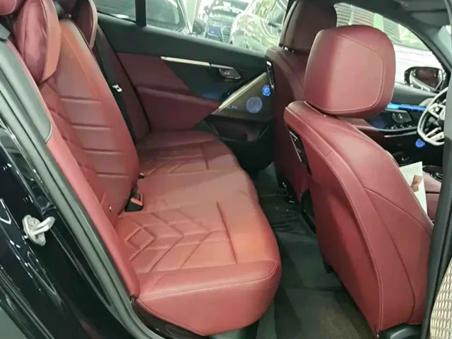 BMW i5 — Фото автомобиля 4