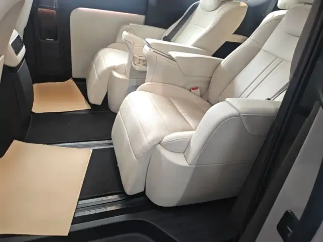 Li Auto MEGA — Фото автомобиля 16