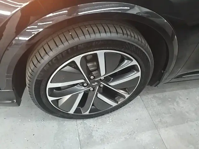 Li Auto L9 — Фото автомобиля 22