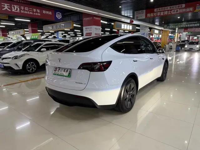Tesla Model Y — Фото автомобиля 9