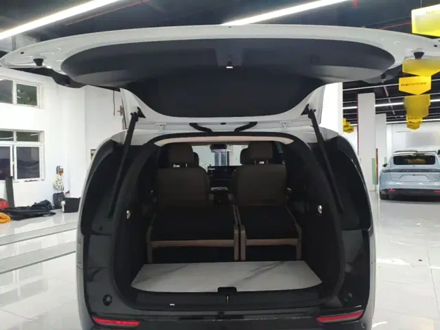 Li Auto MEGA — Фото автомобиля 14
