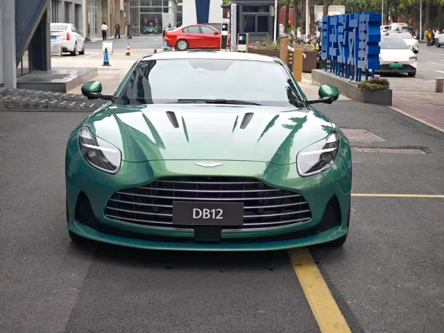 Aston Martin DB12 — Фото автомобиля 2