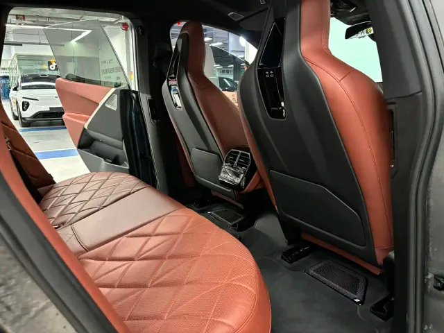 BMW iX M60 — Фото автомобиля 13