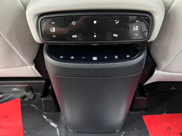 Xpeng X9 — Фото автомобиля 20