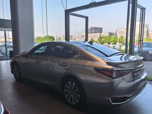 Lexus ES — Фото автомобиля 5