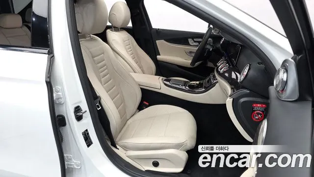 Mercedes-Benz E-Class — Фото автомобиля 11