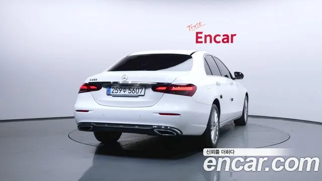 Mercedes-Benz E-Class — Фото автомобиля 4