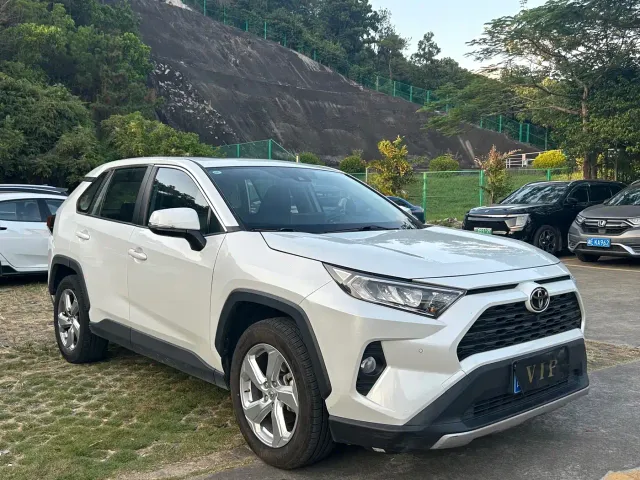 Toyota RAV4 — Фото автомобиля 3