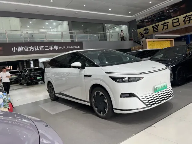 Xpeng X9 — Фото автомобиля 3