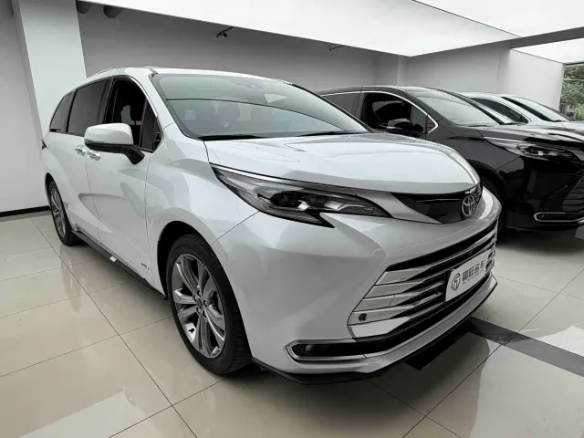 Toyota Sienna — Фото автомобиля 3