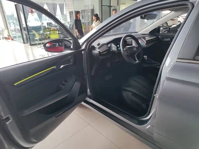 Roewe i5 — Фото автомобиля 15