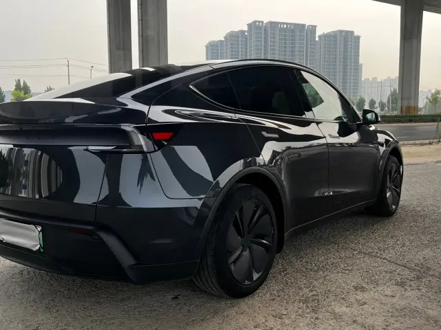 Tesla Model Y — Фото автомобиля 5