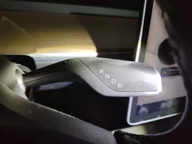 Tesla Model 3 — Фото автомобиля 6
